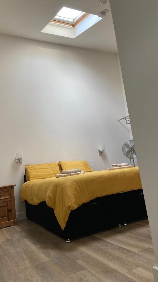 Deepcut Lodge Bed & Breakfast Self Service แคมเบอร์ลีย์ ภายนอก รูปภาพ