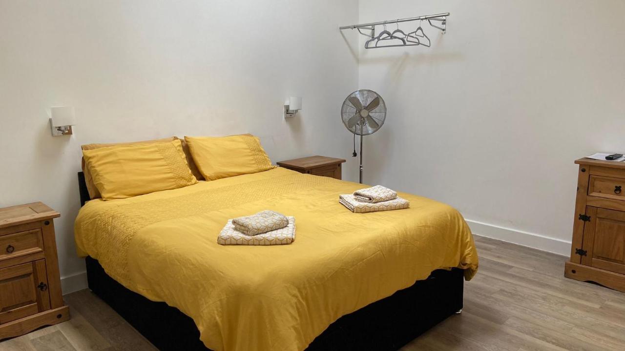 Deepcut Lodge Bed & Breakfast Self Service แคมเบอร์ลีย์ ภายนอก รูปภาพ