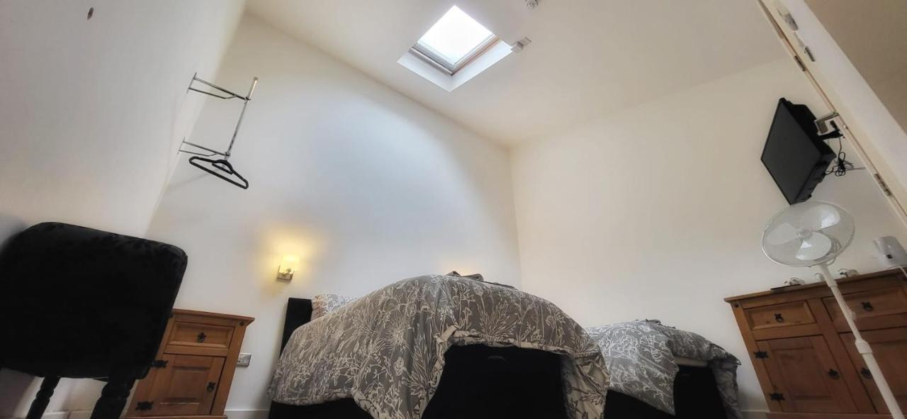Deepcut Lodge Bed & Breakfast Self Service แคมเบอร์ลีย์ ภายนอก รูปภาพ