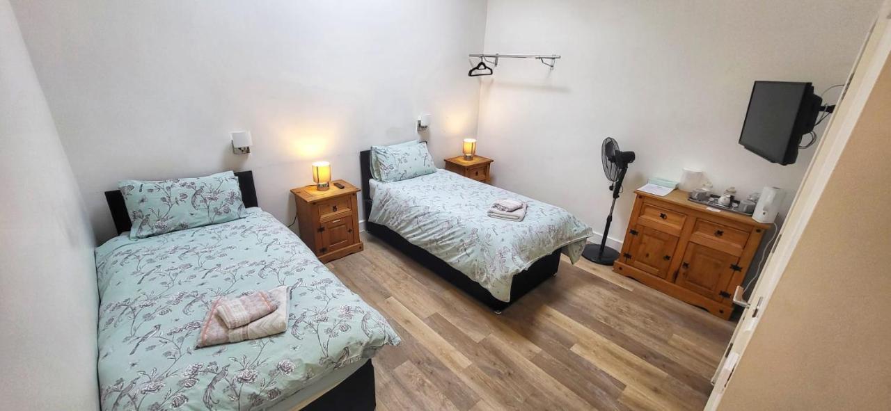 Deepcut Lodge Bed & Breakfast Self Service แคมเบอร์ลีย์ ภายนอก รูปภาพ