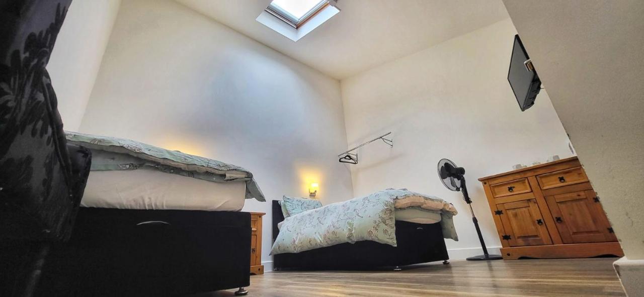 Deepcut Lodge Bed & Breakfast Self Service แคมเบอร์ลีย์ ภายนอก รูปภาพ