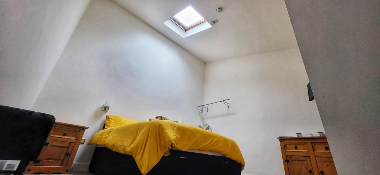 Deepcut Lodge Bed & Breakfast Self Service แคมเบอร์ลีย์ ภายนอก รูปภาพ