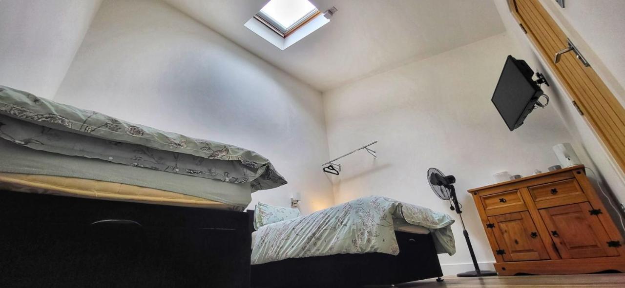 Deepcut Lodge Bed & Breakfast Self Service แคมเบอร์ลีย์ ภายนอก รูปภาพ