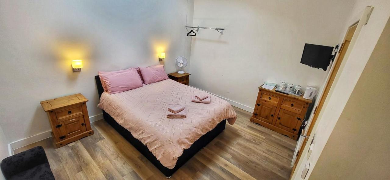 Deepcut Lodge Bed & Breakfast Self Service แคมเบอร์ลีย์ ภายนอก รูปภาพ