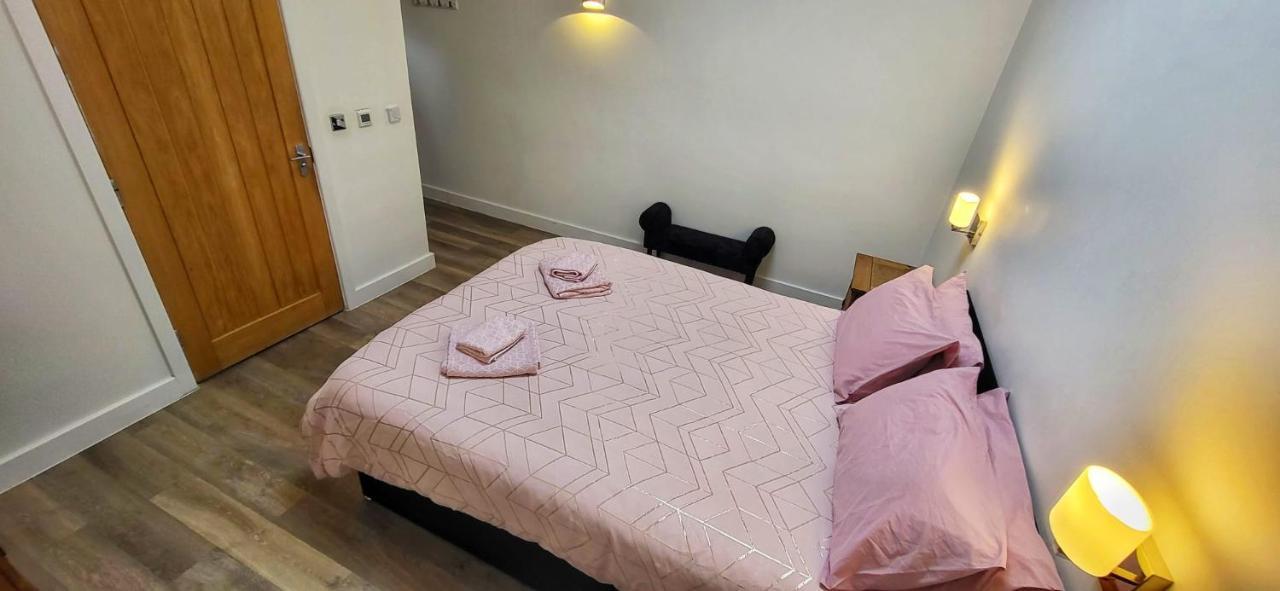 Deepcut Lodge Bed & Breakfast Self Service แคมเบอร์ลีย์ ภายนอก รูปภาพ