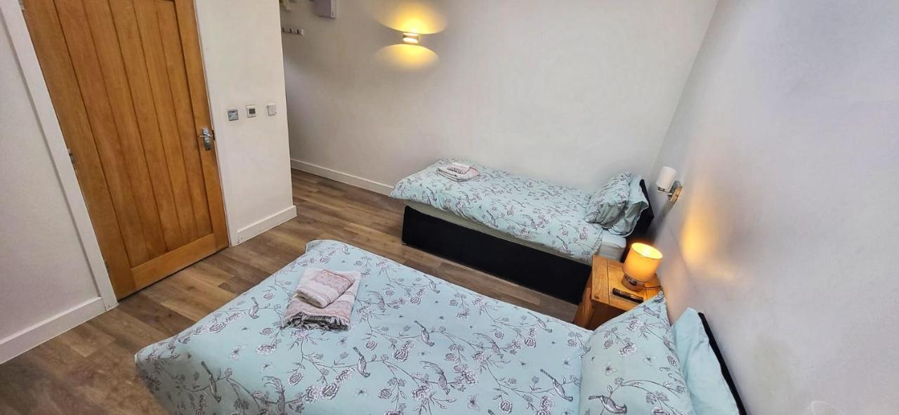 Deepcut Lodge Bed & Breakfast Self Service แคมเบอร์ลีย์ ภายนอก รูปภาพ