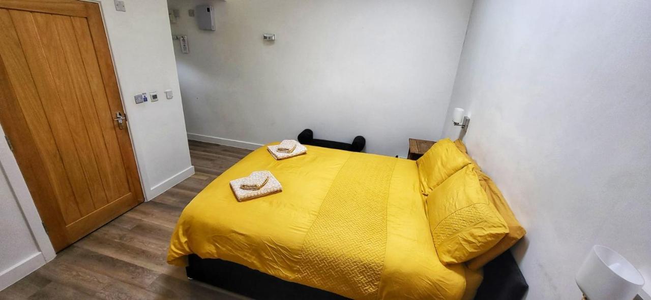 Deepcut Lodge Bed & Breakfast Self Service แคมเบอร์ลีย์ ภายนอก รูปภาพ
