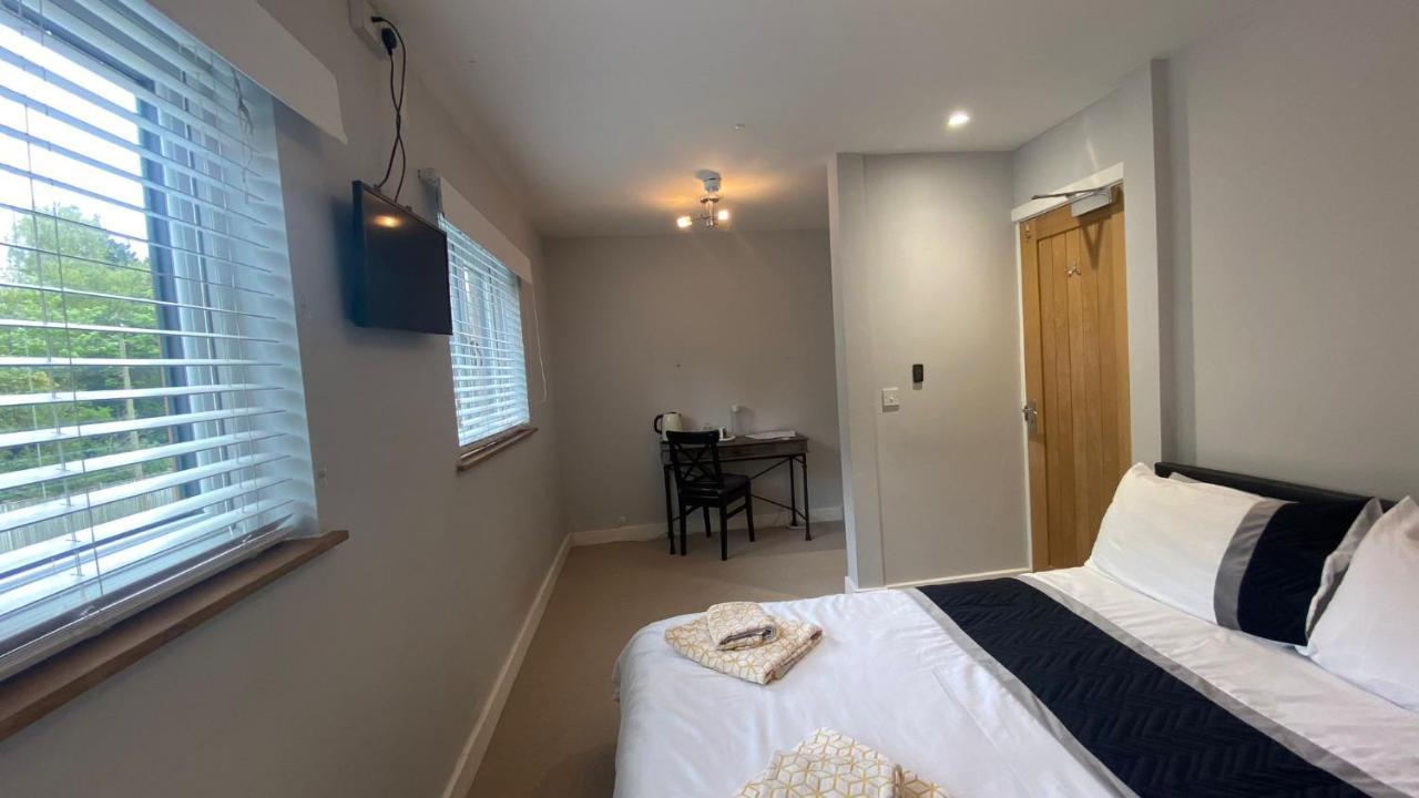 Deepcut Lodge Bed & Breakfast Self Service แคมเบอร์ลีย์ ภายนอก รูปภาพ