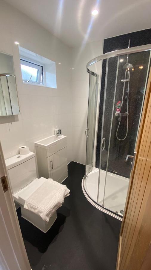 Deepcut Lodge Bed & Breakfast Self Service แคมเบอร์ลีย์ ภายนอก รูปภาพ