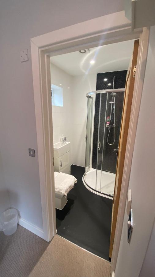 Deepcut Lodge Bed & Breakfast Self Service แคมเบอร์ลีย์ ภายนอก รูปภาพ