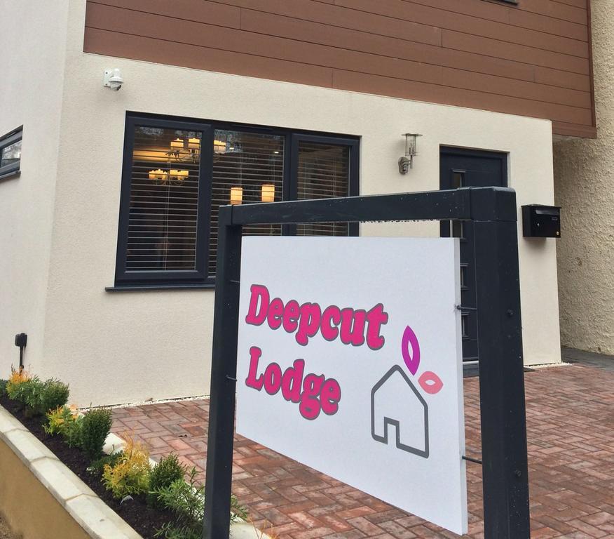 Deepcut Lodge Bed & Breakfast Self Service แคมเบอร์ลีย์ ภายนอก รูปภาพ